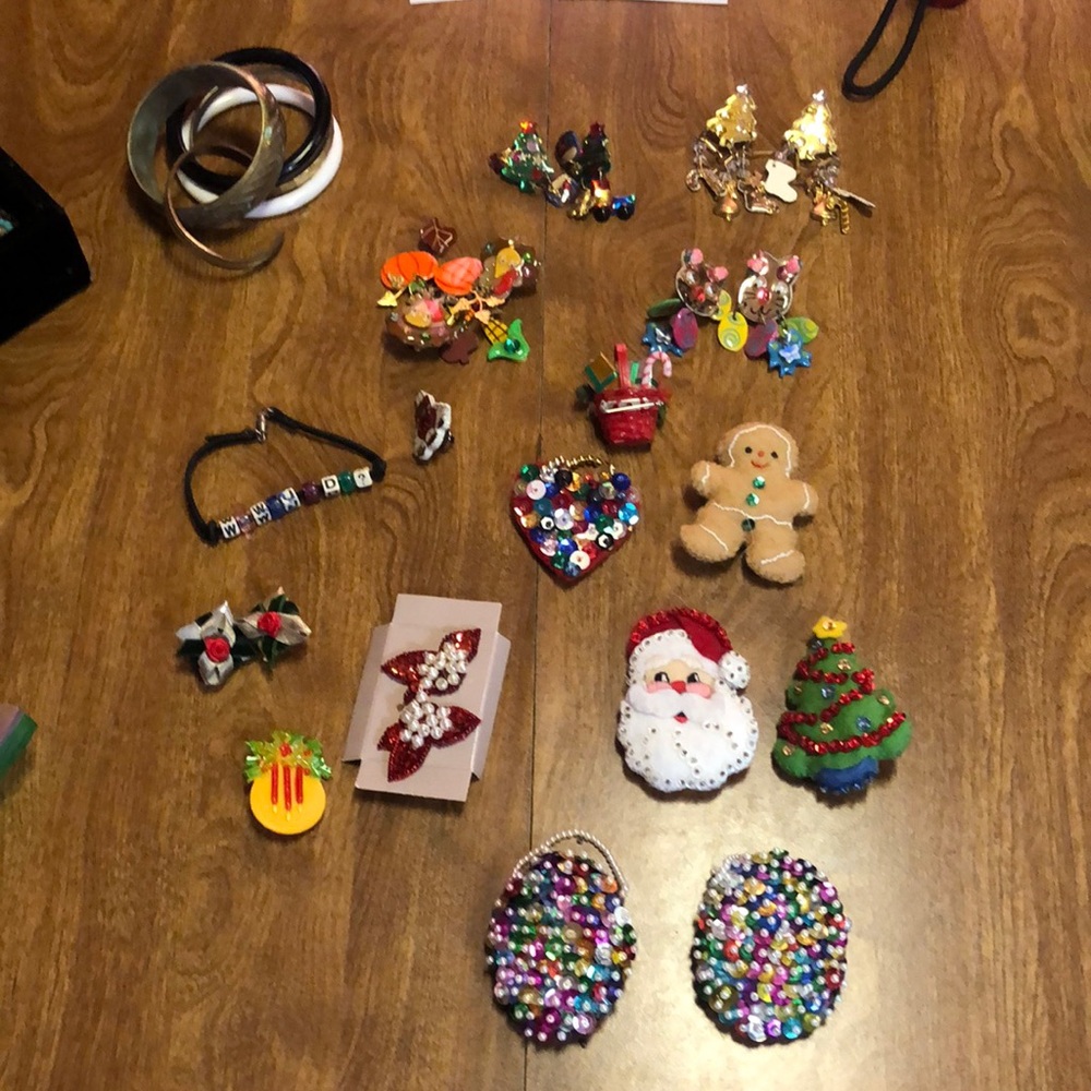 Set of (21) Vintage Pins & Earring Sets